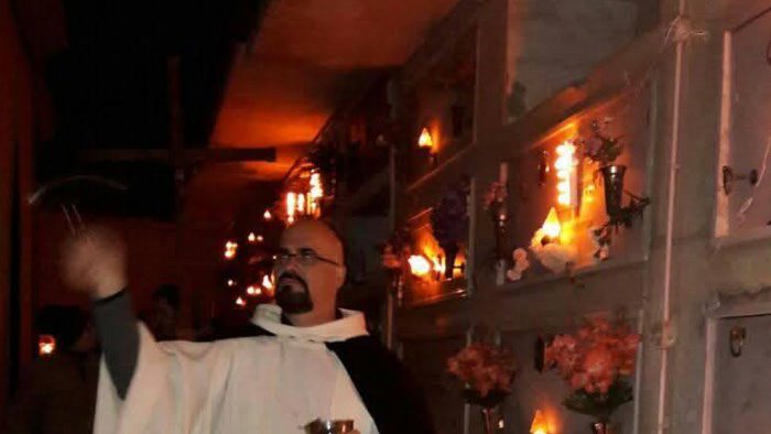 messe e benedizione delle tombe cimitero e luogo sacro serve amore e sobrieta