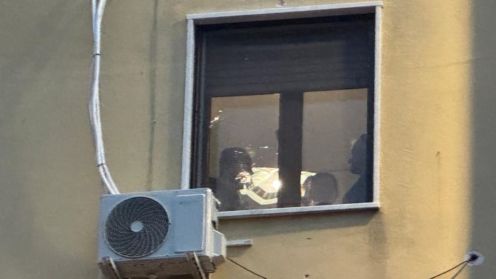 esplosi colpi d arma da fuoco in via vespucci a napoli traffico in tilt