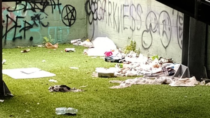 giostrine rotte e rifiuti il parco del trincerone est in condizioni disastrose