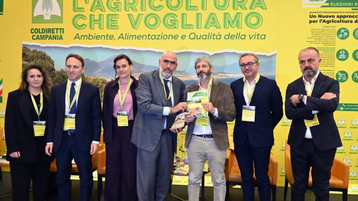 bagno di folla per roberto fico all incontro con la coldiretti campania