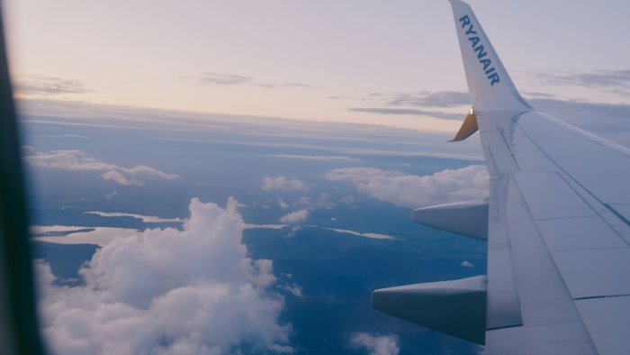 ritardo di oltre tre ore sul volo ryanair napoli torino condannata la compagnia