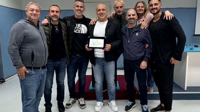 onore al merito il sostituto commissario coordinatore de fazio va in pensione