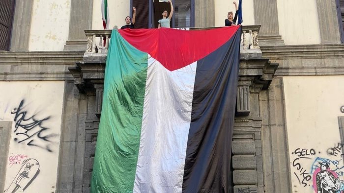 napoli gli attivisti pro palestina occupano il consiglio comunale