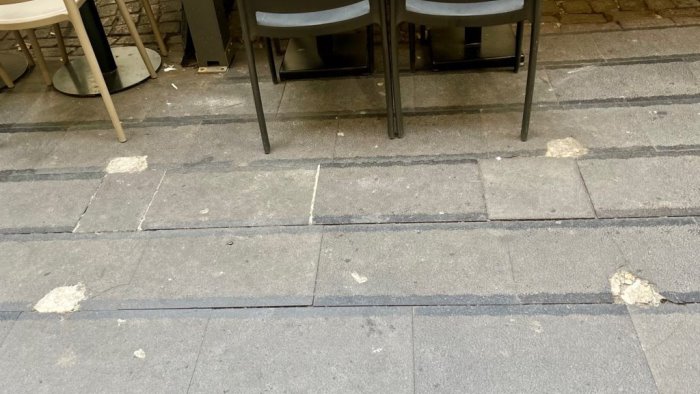 vomero via luca giordano ancora una panchina danneggiata