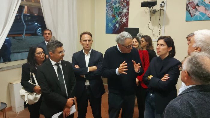 elly schlein nella sede libera a portici simbolo concreto della resilienza