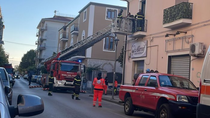 pontecagnano si fa male in casa donna soccorsa con una scala mobile