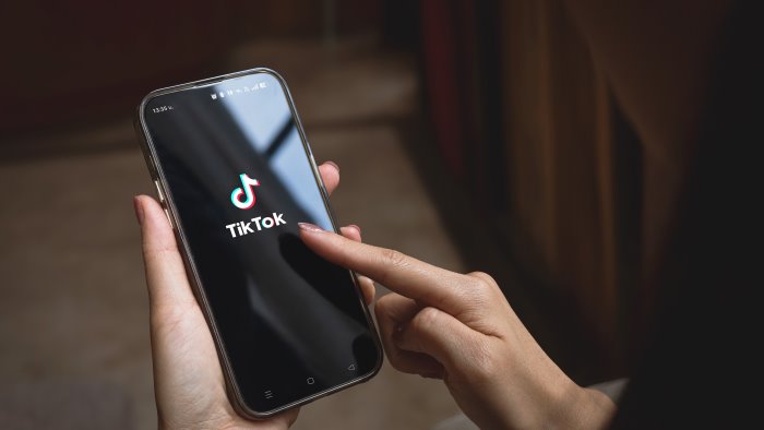 giovane tiktoker denunciato per aver fatto un video in una scuola