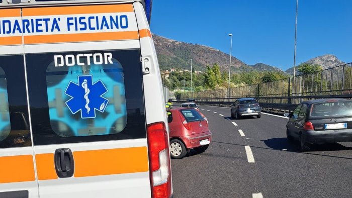 salerno paura in autostrada auto si schianta contro il guardrail