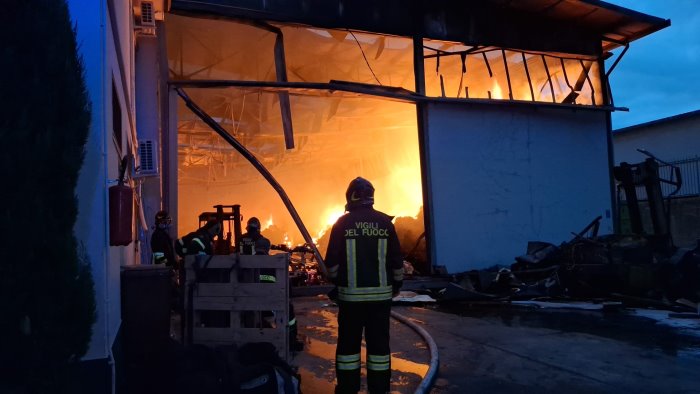 incendio nel capannone della ravitex piu squadre di vigili per domare il rogo