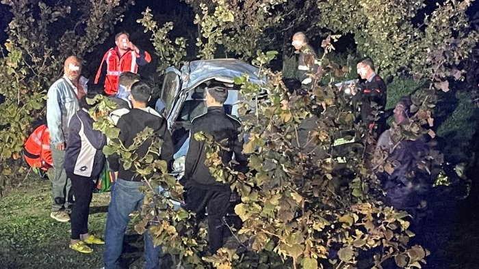 paura a giffoni valle piana auto finisce fuori strada tre feriti