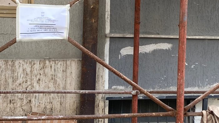 abusivismo edilizio sequestrati due cantieri a soccavo