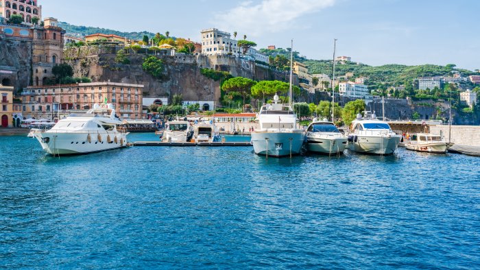 forte vento a capri collisione tra un traghetto e un aliscafo