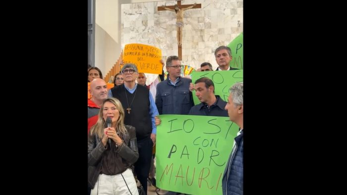 caivano sit in di solidarieta per don patriciello dopo l intimidazione