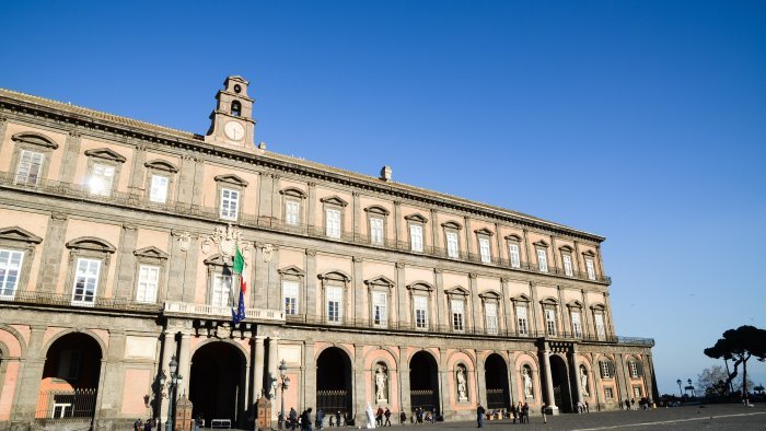 napoli mostra dedicata al legame inscindibile tra toto e la sua citta