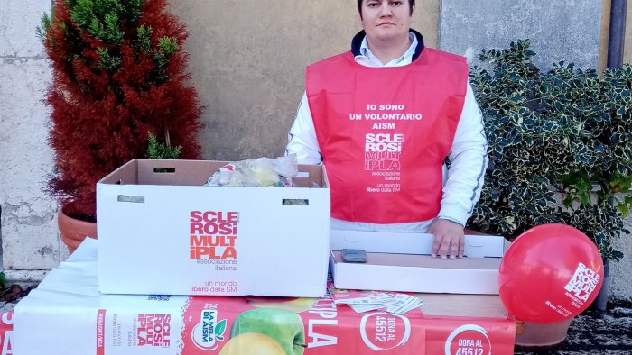 la pro loco generoso papa in piazza chiesa per la mela aism