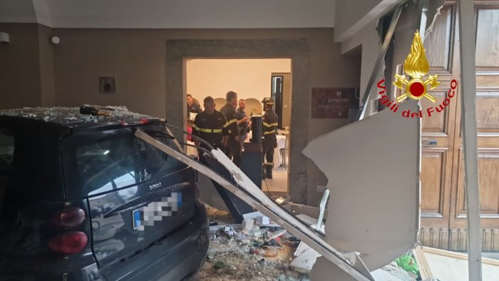 salerno terrore a fuorni piomba con l auto in un ristorante fermato
