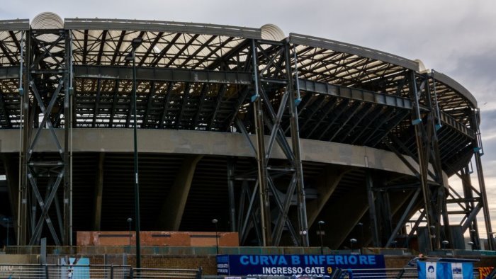 fuorigrotta cc controllano zona dello stadio durante la partita 6 denunciati