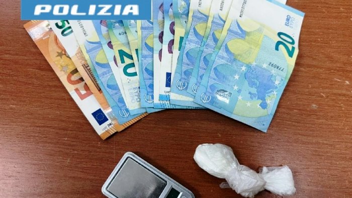 scampia sorpresa a cedere droga arrestata una 40enne napoletana