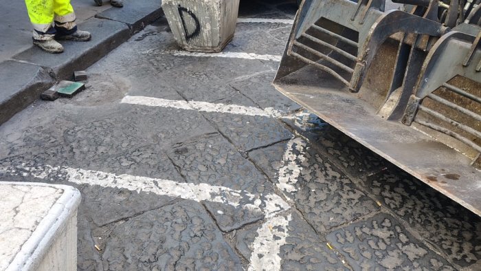 fioriere e paletti abusivi scatta la rimozione task force al lavoro