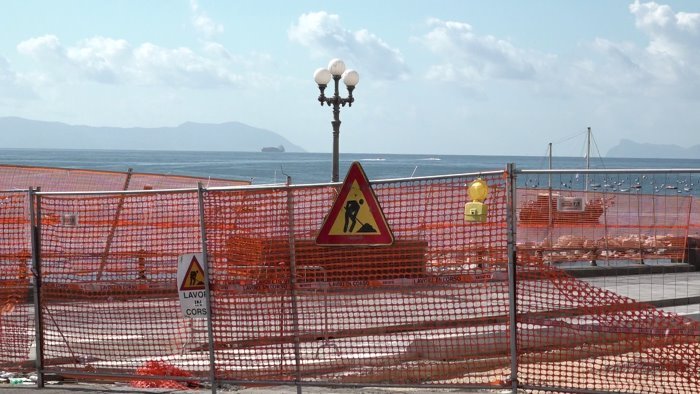 restyling del lungomare di napoli esplodono le polemiche dei commercianti