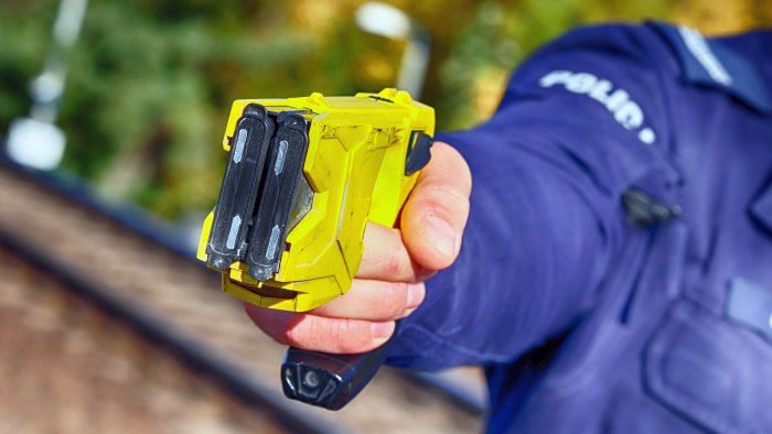 napoli uomo muore dopo essere stato colpito con il taser