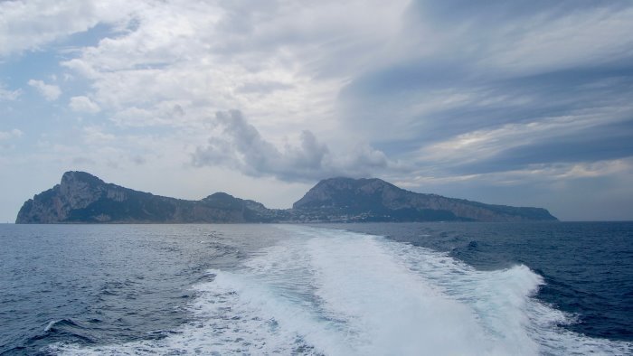 fiamme in sala macchine aliscafo per capri torna in banchina