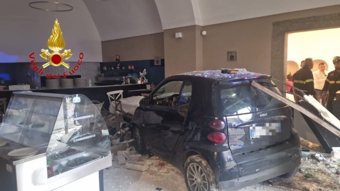 piomba con l auto in un ristorante e aggredisce titolare con una mazza chiodata