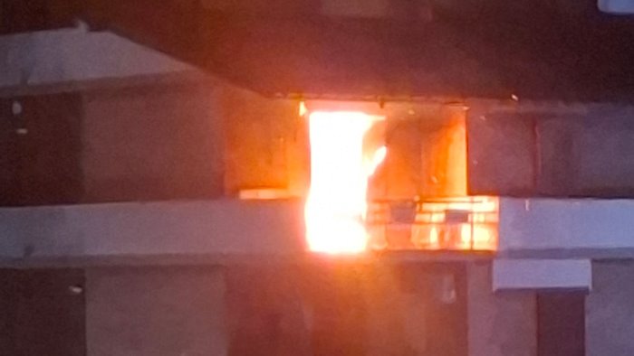 incendio ad avellino fiamme e paura a parco abate vigili del fuoco in azione