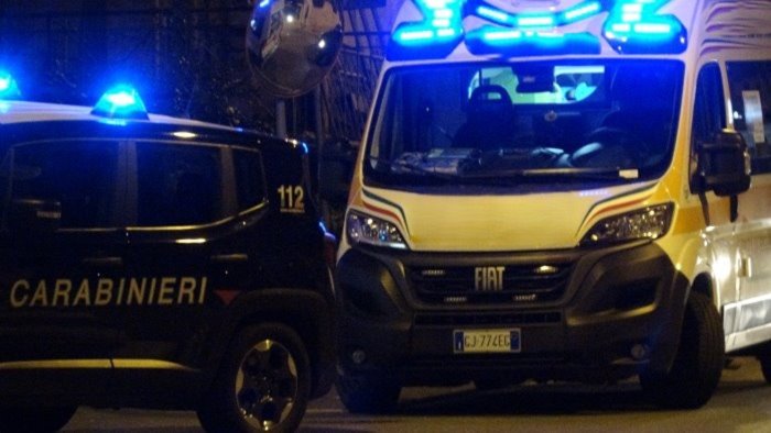 operaio cade da circa due metri nel centro commerciale e in prognosi riservata