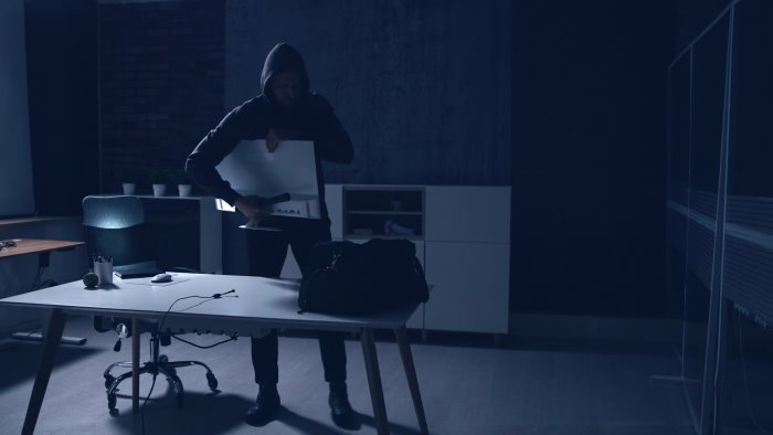 decine di pc e tablet rubati da una scuola a guardia sanframondi