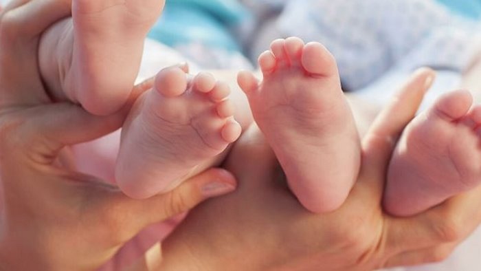 bloccata nel traffico sta per partorire i carabinieri la scortano in ospedale