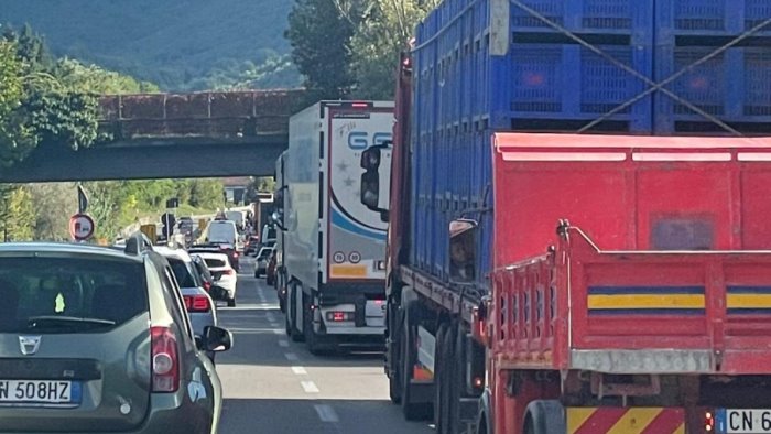 tamponamento all imbocco della galleria montepergola caos sul raccordo