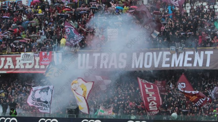 bottiglietta lanciata dagli spalti nel derby multata la salernitana