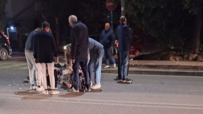 scontro tra una mini e una moto paura per un centauro