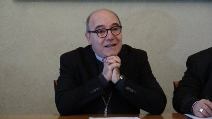 l arcivescovo accrocca scrive ai fedeli e invita al dialogo