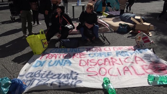 sfrattati ex motel agip aumentati i contributi alle famiglie dopo le proteste