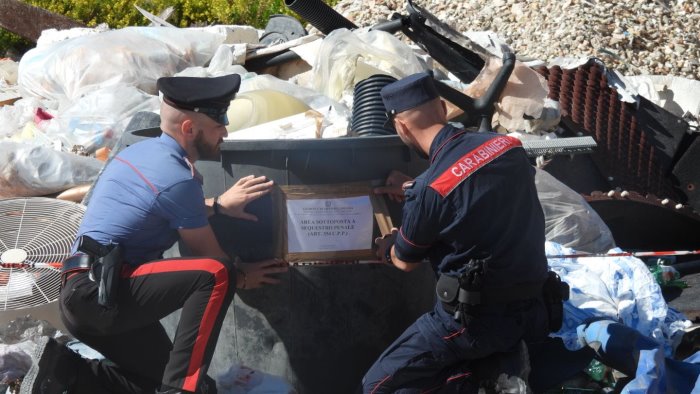 terra dei fuochi rifiuti pericolosi a pinetamare scatta il sequestro