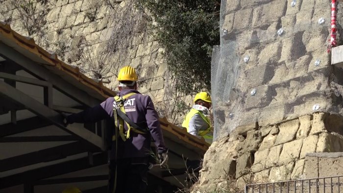 crollo di pietre dal monte echia paura ma nessun ferito