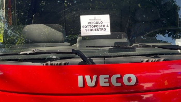 paga l assicurazione ma l agente intasca i soldi autotreno sequestrato