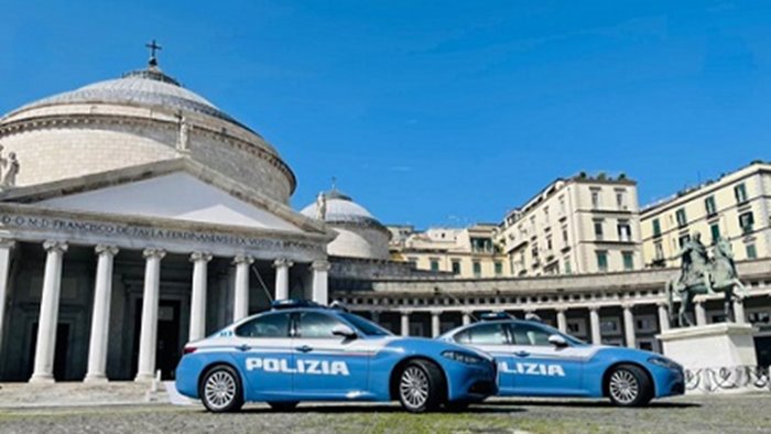 minaccia donne con un arma per rapinarle della borsetta arrestato