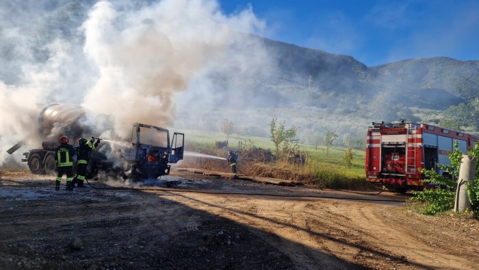 autobetoniera in fiamme in un cantiere vigili del fuoco in azione
