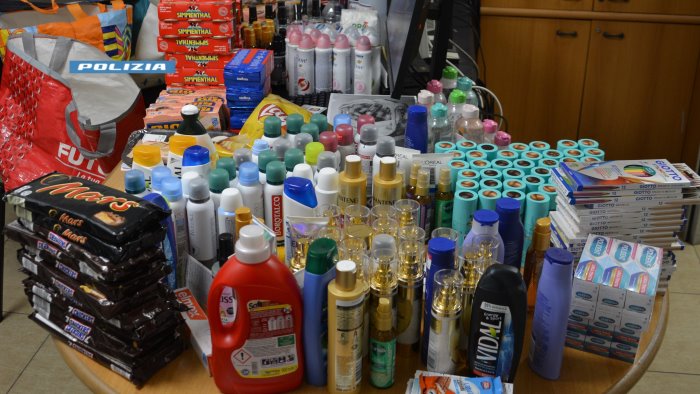 ruba in un supermercato arrestato in auto merce per un valore di 2mila euro