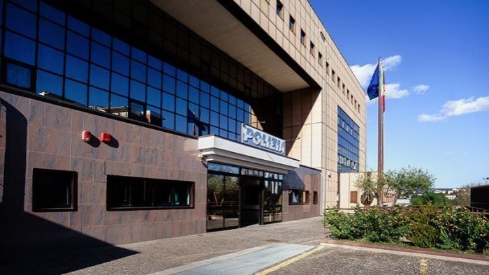 va in questura e si presenta con un falso nome per asilo politico arrestato