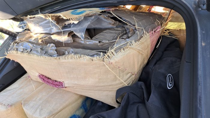 tre quintali di hashish cocaina e anfetamina in sacchi di juta arrestato