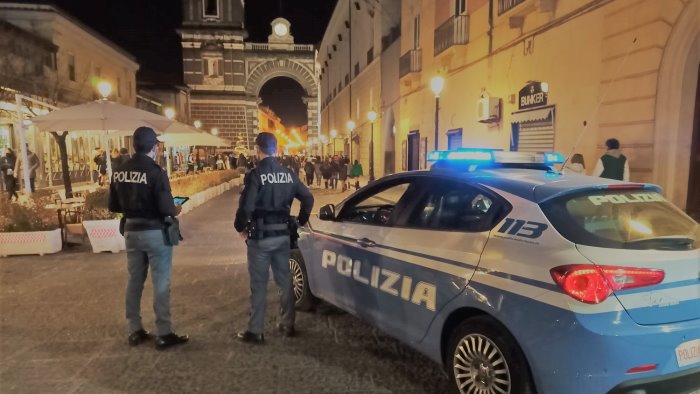 prova a disfarsi della droga dal balcone ma non sfugge alla polizia arrestato