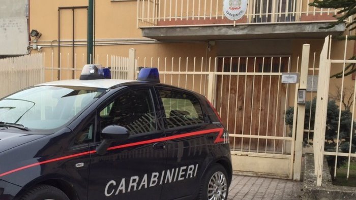 aggredisce la moglie e si scaglia contro i militari arrestato