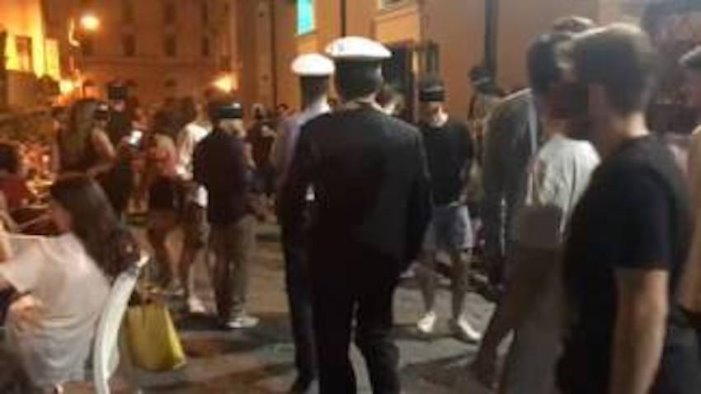 alzate la mascherina ma i ragazzi aggrediscono i vigili
