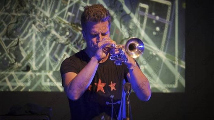 luca aquino in live now sullo sfondo le immagini di palladino