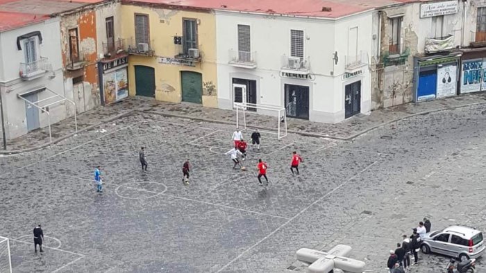 partita di calcio a piazza mercato arrivano i carabinieri