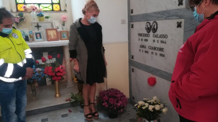 roccapiemonte un bouquet di rose bianche per la piccola maria